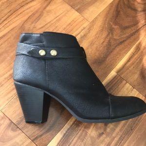 American Eagle black booties